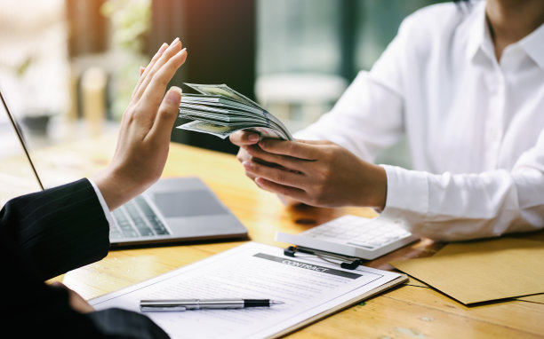 女律师否认收受诉讼雇主的贿赂。图片下载