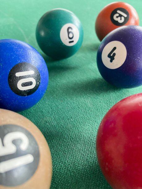 池的游戏。绿色桌上各种颜色的斯诺克球。图片下载