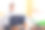 男人在家里用笔记本电脑和宠物在线工作。在冠状病毒封锁期间，自由职业者在电脑上打字图片下载