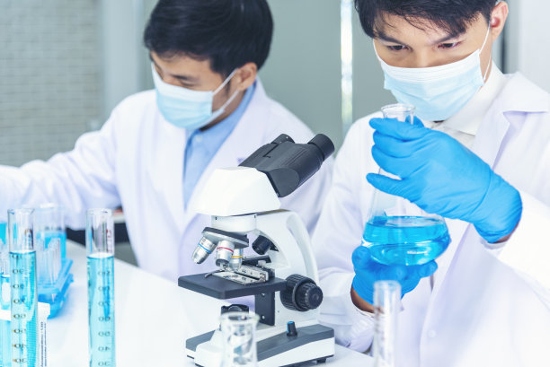 科学家们在科学实验室里研究显微镜。亚洲科学家看设备实验室化学实验室。新冠病毒生物化学研究实验疫苗概念图片下载