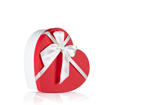 在一个孤立的白色背景上心形的礼盒。图片下载