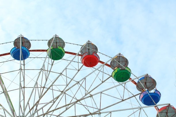 城市公园里的老式彩色摩天轮。特写镜头。图片下载