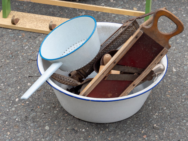 跳蚤市场的旧厨房用具图片下载