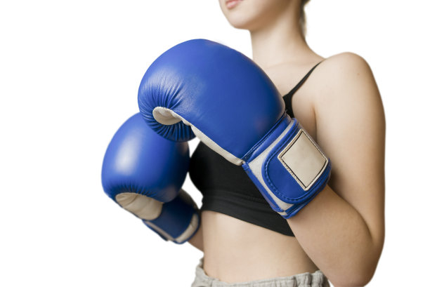 戴着蓝色手套的女孩拳击手在进行运动拳击。图片下载