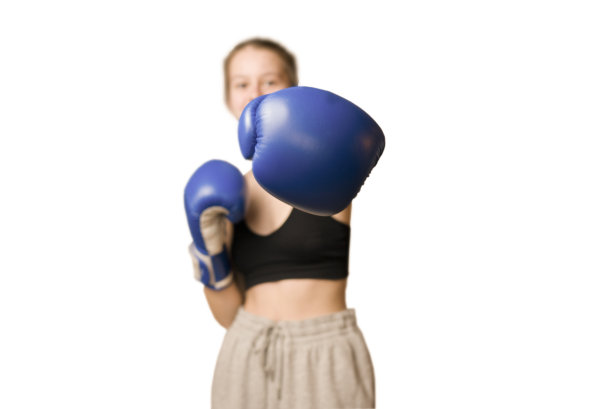 戴着蓝色手套的女孩拳击手在进行运动拳击。图片下载