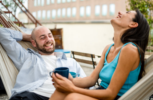 幸福的年轻情侣关系，情侣调情，第一次约会在智能手机上的应用，情侣和情人节的概念图片下载