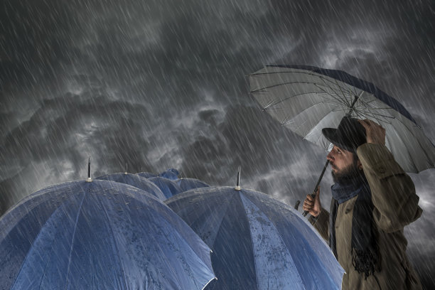 那个在暴风雨后撑伞的人浑身湿淋淋的。图片下载