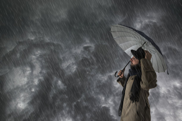 那个在暴风雨后撑伞的人浑身湿淋淋的。图片下载