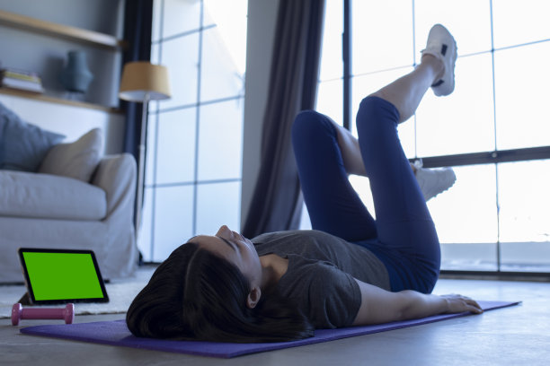 女人在家在线锻炼图片下载