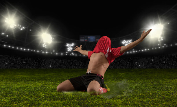 体育场上庆祝胜利的足球运动员素材图片