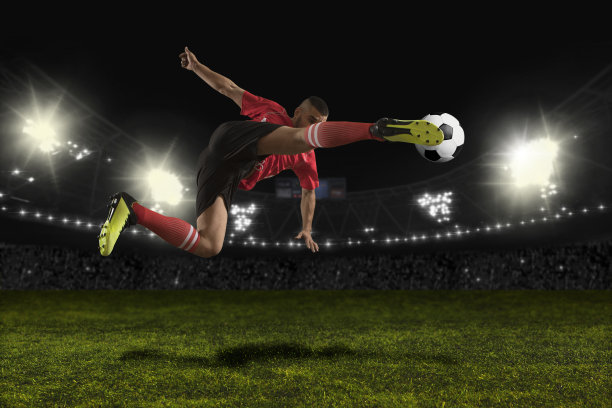 一名足球运动员在黑暗的竞技场中比赛图片下载