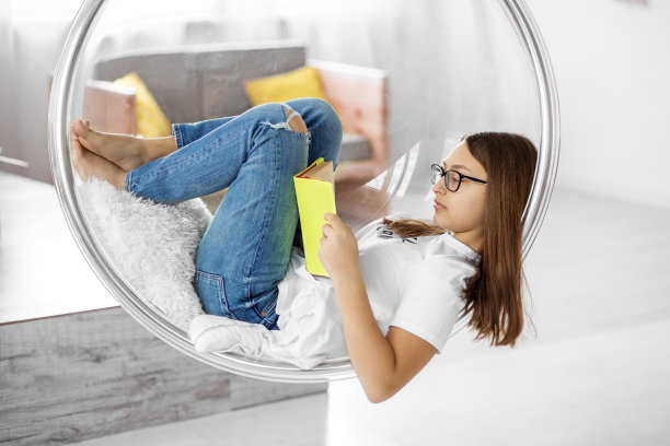 一个十几岁的女孩在读书。教育理念、爱好、学习和世界读书日。图片下载