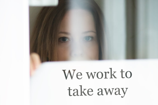 在新冠肺炎疫情期间，餐厅门口的外卖工作标志是服务员挂在门口的图片下载