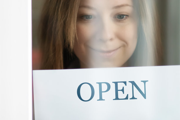 冠状病毒后签约开业，大流行后开张小公司，恢复贸易和客户服务，开心的老板图片下载