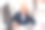 一个男人在办公桌旁用笔记本电脑打电话图片下载