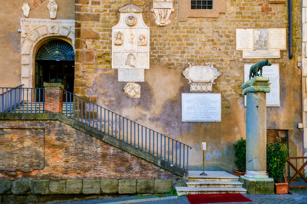 卡比托利尼狼站在罗马中心的坎皮多格里奥(罗马国会大厦)旁边图片下载