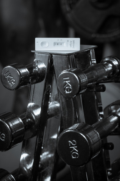 在健身房进行的体重快速测试中呈新冠病毒阳性图片下载