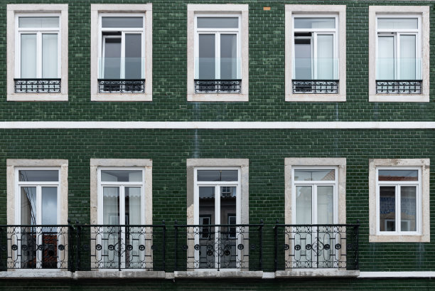 近景的传统公寓建筑与绿色瓷砖立面图片下载