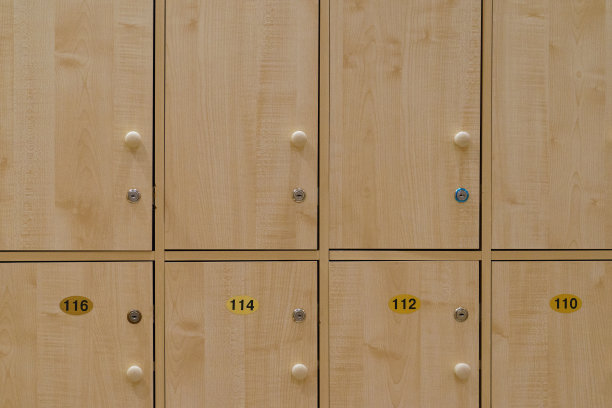 现代游泳池的更衣室里有装衣服的门图片下载