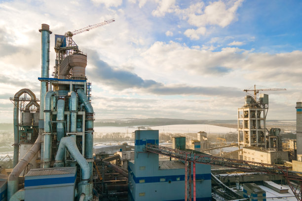 工业生产区的水泥厂鸟瞰图，厂房结构高大，塔式起重机。图片下载