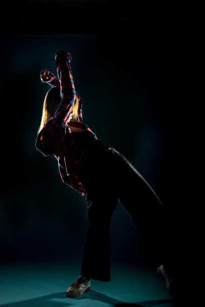 舞蹈演员站在黑色背景下练习现代舞图片下载