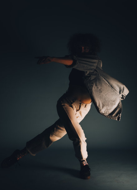 华丽的舞蹈表演者在黑暗的背景上跳舞图片下载