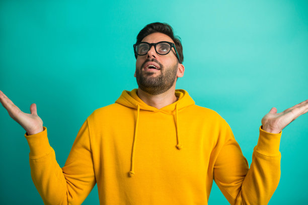 一个困惑的男人的肖像图片下载