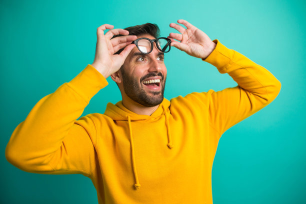 一个长着胡子、戴着眼镜、面带微笑的英俊男子的肖像图片下载