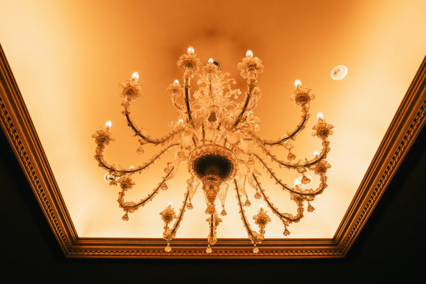酒店里华丽的枝形吊灯，2021年12月图片下载