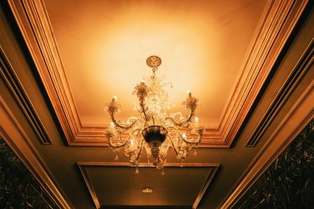 酒店里华丽的枝形吊灯，2021年12月图片下载