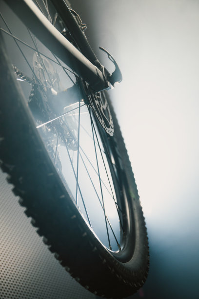 自行车后轮对着光束。图片下载