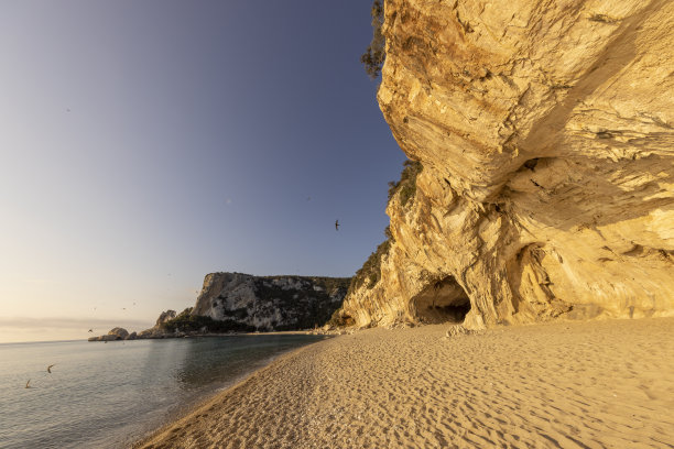 意大利撒丁岛的Cala Luna洞穴。图片下载