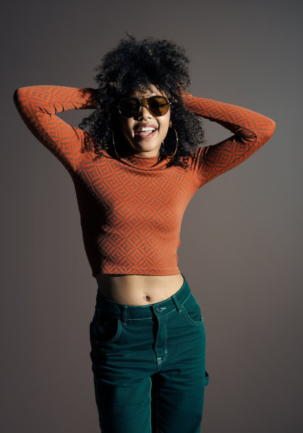 穿着复古风格服装的快乐的年轻女子图片下载