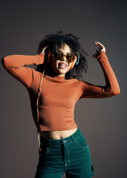 快乐的年轻女子穿着复古风格的衣服图片下载