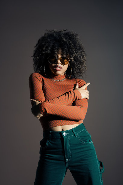 穿着复古风格服装的年轻女子图片下载