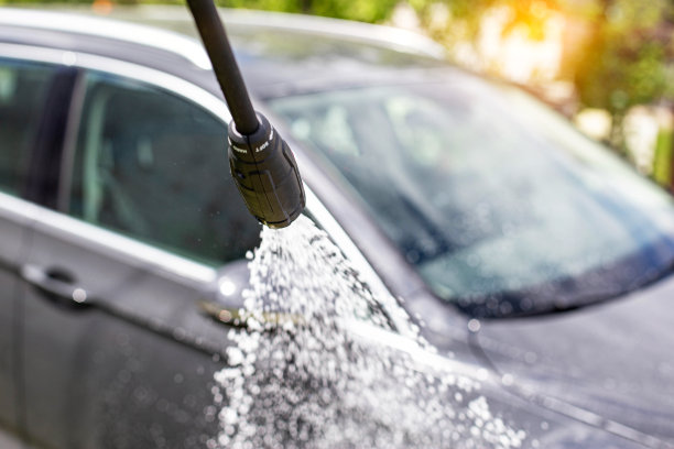 夏天用现代的汽车香波来洗车，用高压洗衣机。背景，清洁汽车污垢图片下载