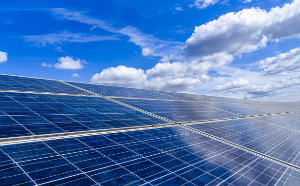 太阳能园区太阳能电池板，蓝天白云，绿色能源，太阳能，可持续资源的理念图片下载