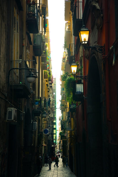 夕阳下的意大利街道灯火通明图片下载