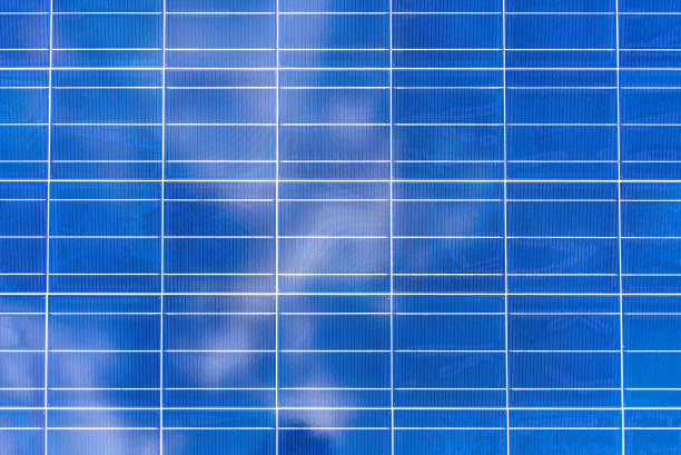 太阳能电池板与天空和云彩的反射特写图片下载