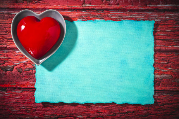 情人节的红心蛋糕有光泽的心形盘和水彩图片下载