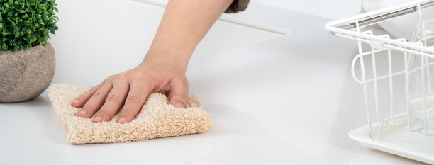 家庭主妇正在家里厨房里做春季大扫除。图片下载