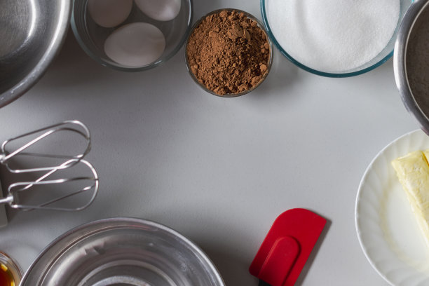 下面是制作巧克力蛋糕的配料。图片下载
