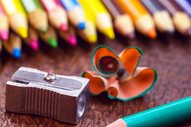 金属卷笔刀的微距照片，在质朴的木桌下图片下载