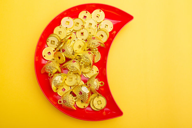 春节装饰用吉祥金条孤立在黄色上。春节假期。译文中出现的文字形象:吉祥如意图片下载