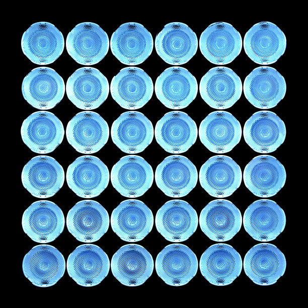 一组蓝色LED灯的特写镜头。图片下载