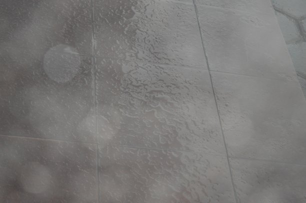 被雨水打到的散焦的院子地板图片下载