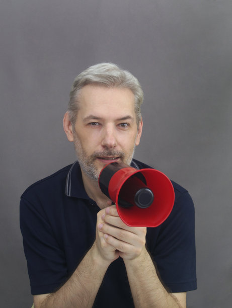 白发银须的中年智者手持扩音器图片下载