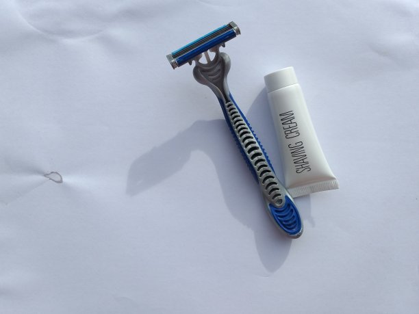 胡子和胡须修剪器与剃须膏图片下载