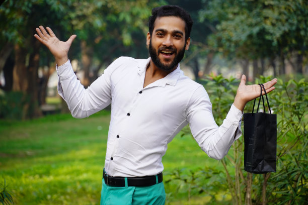 一名带着黑人的印度男子兴奋地购物图片下载