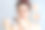年轻美丽的女人与丘疹在她的脸上，拿着棉签和滴在她的痤疮药。放大的粉刺图片。青春痘、成长、美容的概念图片下载